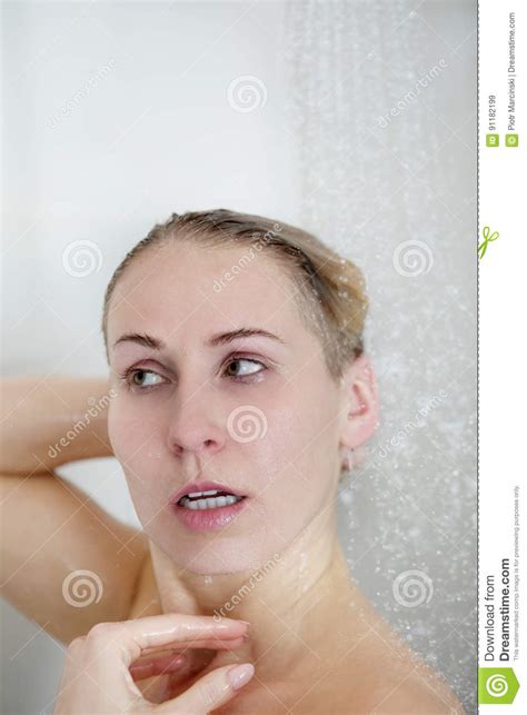 Mooie Naakte Vrouw Die Haar Haar Wassen Terwijl Het Nemen Van Douche