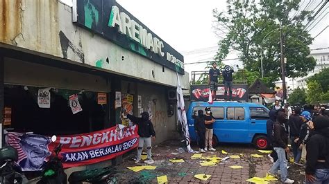 Aksi Aremania Usut Tuntas Tragedi Kanjuruhan Berakhir Ricuh Toko