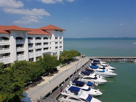 Featuring an outdoor swimming pool, a casino and a spa lounge, straits quay marina suites is situated next to penang avatar secret garden. Straits Quay Marina View © LetsGoHoliday.my