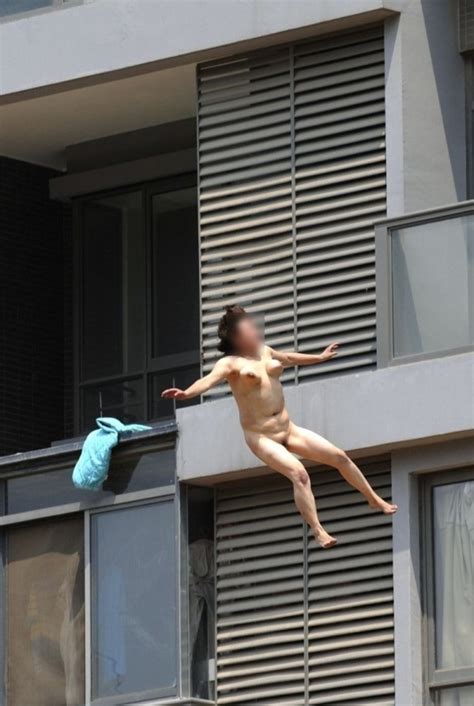 全裸の女性が飛び降り自殺してる ”落下中” の写真が凄い ポッカキット