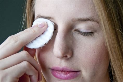 How To Exfoliate Dry Flaky Eyelids