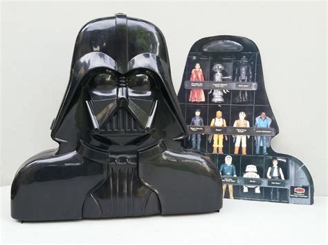 Star Wars Action Figures Are Displayed In Front Of The Box And On