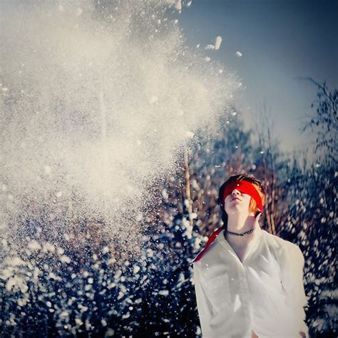 Фото Парень с завязанными глазами и снег