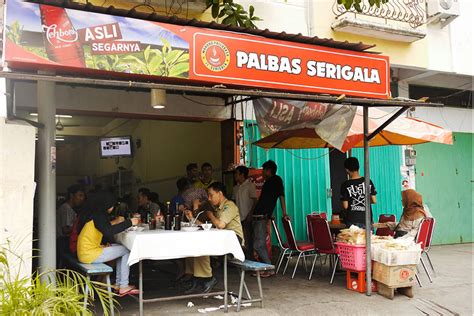 Fasilitas yang disediakan juga cukup makana yang dijual juga beragam. 15 Tempat Makan di Makassar yang Unik dan Lezat