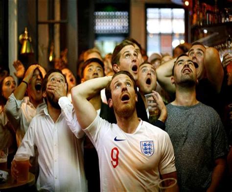 फीफा विश्व कप 2018 हार के बाद इंग्लैंड फुटबॉल फैंस हुए निराश पसर गया सन्नाटा