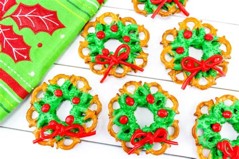 Use the chocolate to glue the pretzels together, sides touching. Festive Chocolate Pretzel Wreaths! ⋆ Brite and Bubbly
