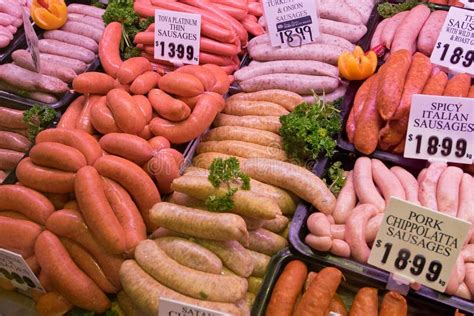 Wurst Worst En Vlees In Het Winkelen Vertoning Bij Slager Stock
