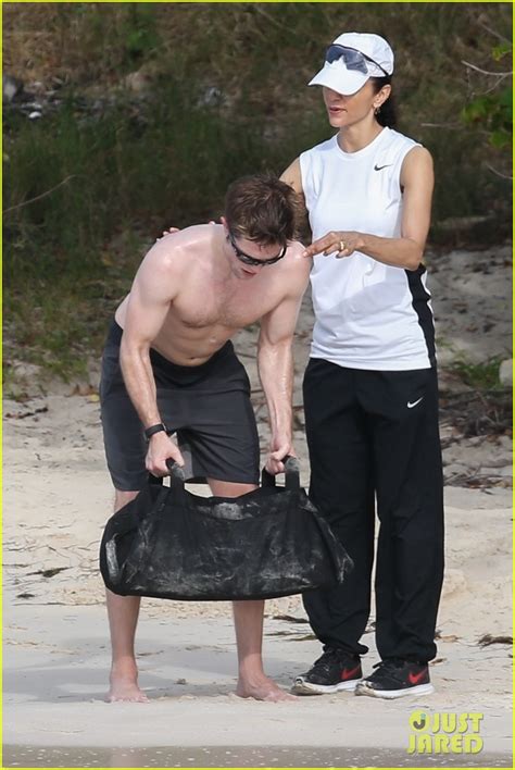 photo robert pattinson bares ripped body while shirtless in antigua 07 photo 4028194 just