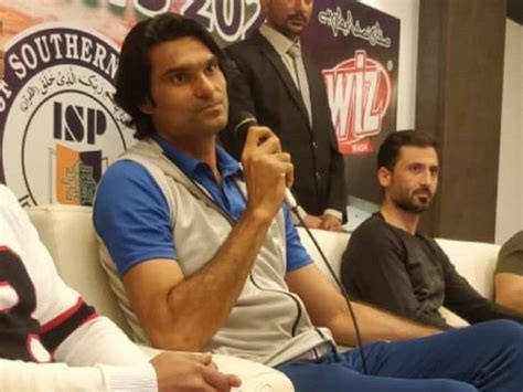 Mohammad Irfan Pakistan Bowler Mohammad Irfan Rubbishes Rumours Of His Death मैं जिंदा हूं