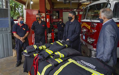 Entregaron Nuevos Uniformes A Bomberos Voluntarios De Carapachay Que