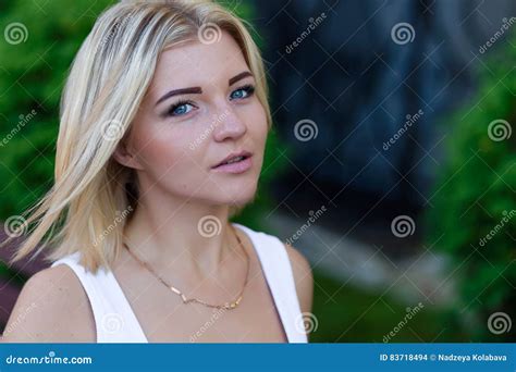 户外一个美丽的金发碧眼的女人的画象在夏天 库存照片 图片 包括有 背包 简单 红色 照亮 绿色 83718494