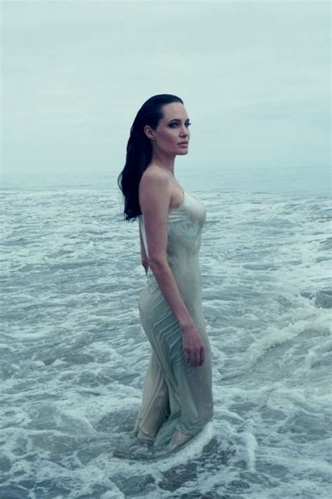 ¡se Lo Quitó Todo Angelina Jolie Se Baña Así En El Mar Sin Bikini Ni