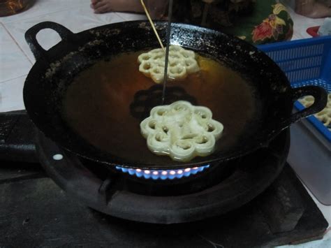 Ya, aku dan ihza memang sama dalam soal durian. EyQah KitChen & ShOp: Kuih Goyang @ Bunga Durian