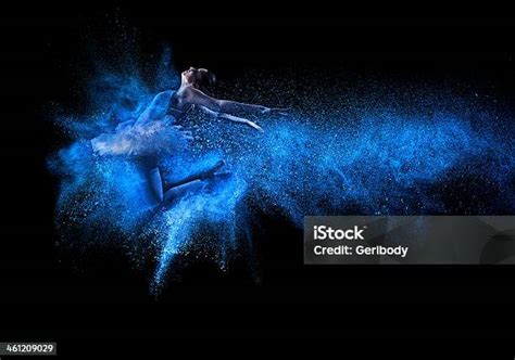 Fiatal Gyönyörű Táncos Ugrik A Kék Por Felhő Témájú Stock Fotó Kép