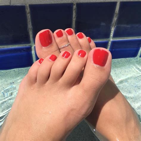Pin by Ahihi on Pézinhos e Sapatos Red toenails Toe nails Beautiful toes