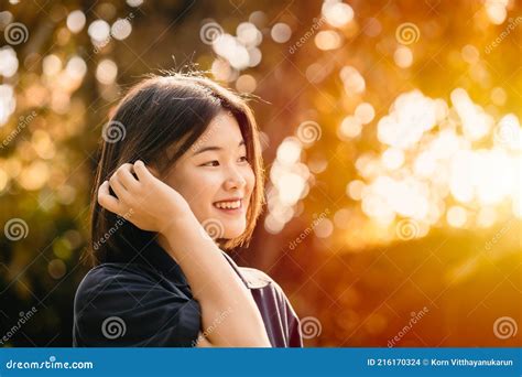 Asiática Linda Chica Adolescente Inocente Tímida Sonriente Felicidad Momento Con La Naturaleza