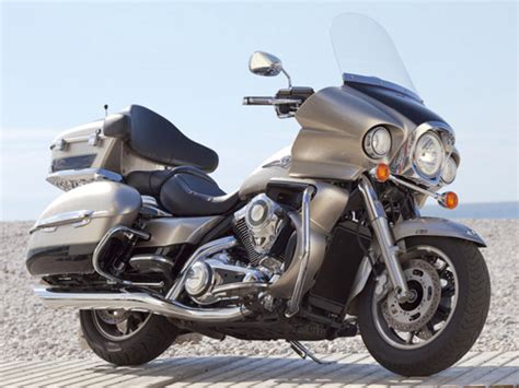 With its ample storage capacity and large fuel tank, the 2020 kawasaki vulcan 1700 voyager abs is equipped to reach destinations with ease, and its range of features will help the rider to arrive in comfort. Kawasaki VN 1700 Voyager : Voyage, voyage - Moto-Station