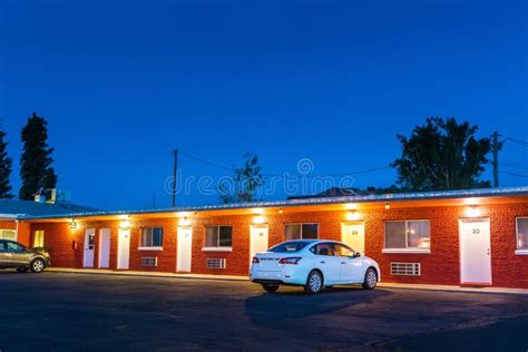 Motel Da Borda Da Estrada Dos Eua Na Noite Imagem De Stock Imagem De