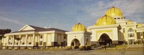 Istana negara, jalan duta (tulisan jawi: WARISAN RAJA & PERMAISURI MELAYU: Istana Negara Jalan Duta.