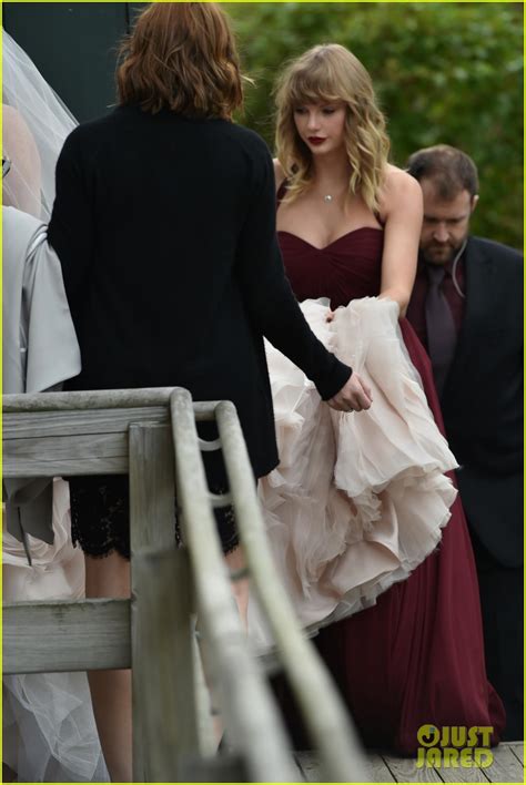 Taylor Swift Holds Bff Abigail Anderson S Dress At Her Wedding Photos Photo Photo