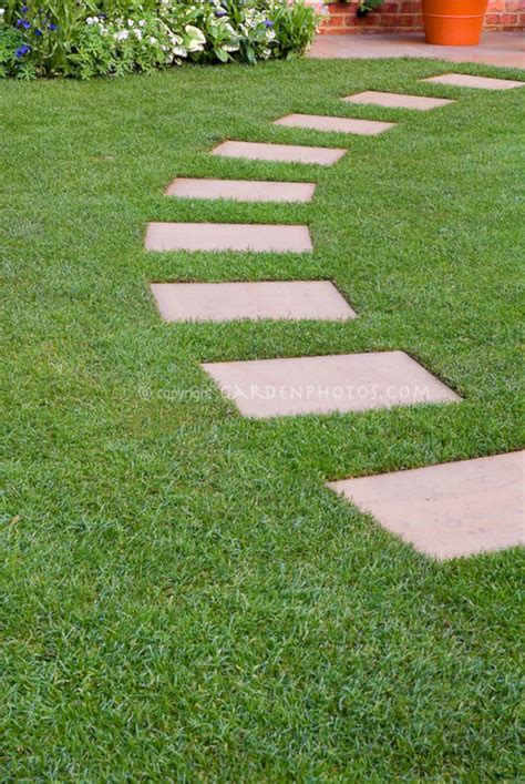 Majestic 25 Best And Beautiful Stepping Stones Design Ideas For Your Front Yard