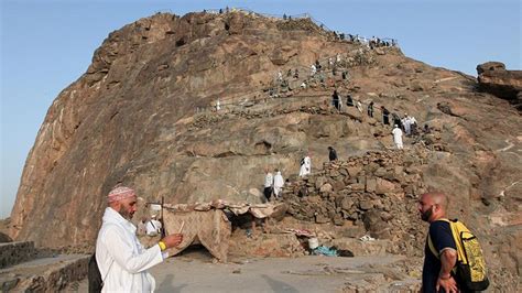 Antusias Jamaah Haji Kunjungi Gua Hira Di Jabal Nur