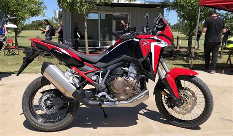 2019 honda africa twin color updates | new motorcycles 2019 the honda africa twin returns for 2019 with two models in the lineup, the standard africa twin crf1000l and the africa twin 'adventure sports' crf1000l2. Lanzamiento en Argentina de la nueva Honda CRF 1100L ...