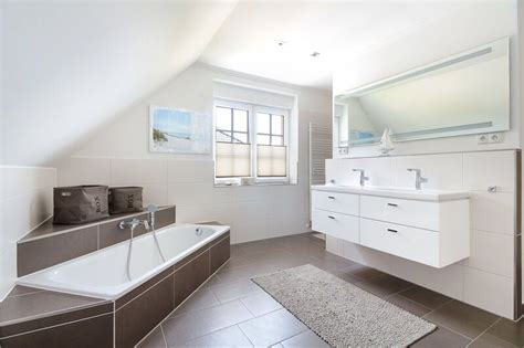 Der raum in einem kleinen bad lässt sich mit den passenden design lösungen effektiver denn je nutzen. Badezimmer elegant mit Dachschräge, Eckbadewanne & Fliesen ...