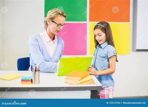 Profesor Que Ayuda A La Colegiala En El Dibujo Foto De Archivo Imagen