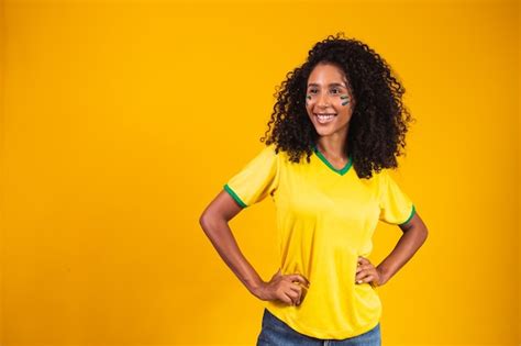 Partidario brasileño ventilador de mujer brasileña celebrando en