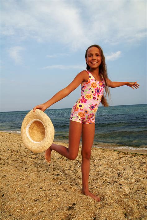 Fille De La Préadolescence Sur La Plage De Mer Image stock Image du