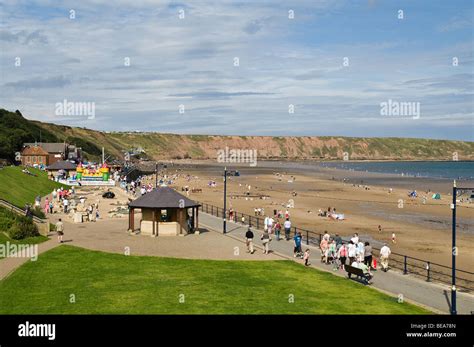 Dh Filey Seafront Promenade Filey North Yorkshire Holidaymakers Holiday