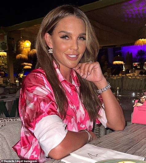 Danielle Lloyd Sets Pulses Racing As She Showcases Toned Tummy In A