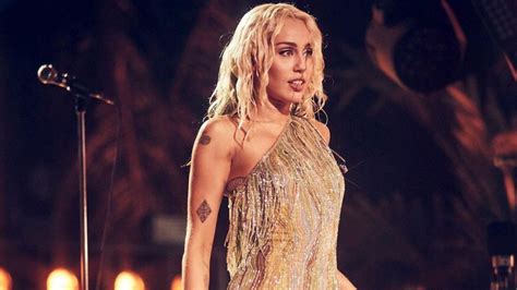 Miley Cyrus Iniciará A Lo Grande El 2023 Con El Lanzamiento De Su Nuevo Tema Flowers El Siglo