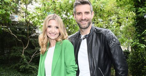 Będąc w ciąży, myślała, że nie nadaje się na matkę. Joanna Koroniewska i Maciej Dowbor pozują z dziećmi ...