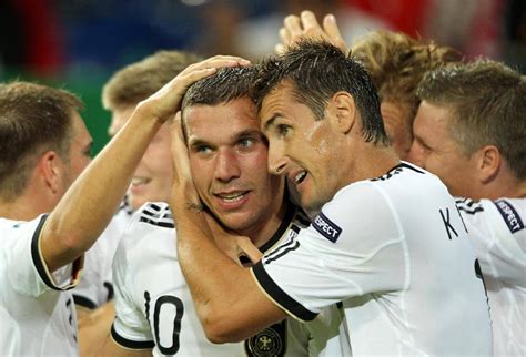 Bei der em ⓿⓿ wird die spanische nationalmannschaft mit roten heimtrikots und weißen awaytrikots von adidas auflaufen. «Noch einen Podolski dürfen wir nicht verlieren» | NZZ