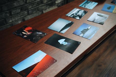 茶色の木製のテーブルに各種ポスターの写真 Unsplashで見つけるテーブルの無料写真