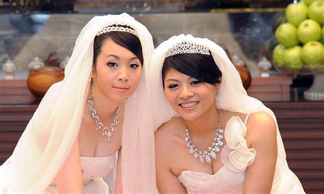 Lesbian Couple Celebrate Taiwan S First Buddhist Same Sex Wedding Daily Mail Online