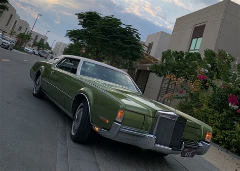 Classic Lincoln Town Car - Trending Dubai