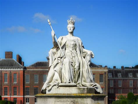 Queen Victoria Statue At Kensington Palace Stock Image Image Of Fish