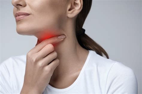 8 Early Warning Signs Of Throat Cancer You Need To Know