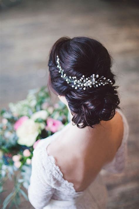 In questo modo si può creare un look originale. Pettinature per cerimonie, capelli neri lunghi, abito ...