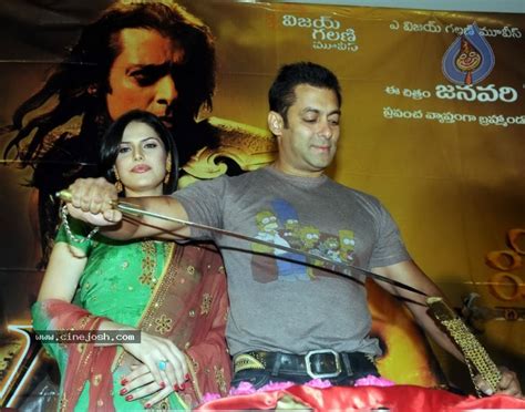 salman khan zarine khan at prasad s multiplex in hyderabad photo 27 of 44