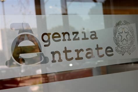 Puoi aprire partita iva estera, risiedere all'estero e pagare secondo le tasse di quel paese e lavorare con clienti italiani. La verifica on line della partita iva e del codice fiscale