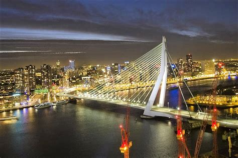 De stad die bruist en de stad die zich blijft ontwikkelen. 5-five-5: Erasmus Bridge (Rotterdam - Netherlands)