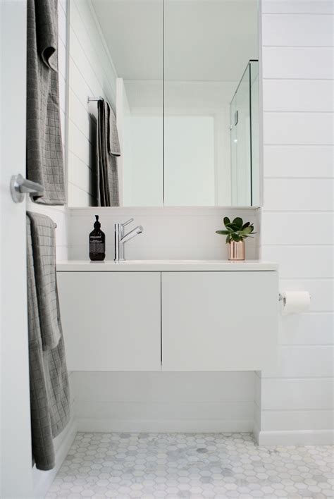 These elegant bathtub covers easily cover your bathtub & transform it into a lounger. Airbnb in Noosa, Australia www.airbnb.com.au/rooms ...