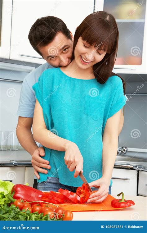 pares que cocinan junto en la cocina imagen de archivo imagen de amor dieta 108037881