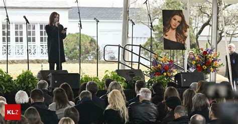 Beerdigung In Graceland So Verlief Die öffentliche Trauerfeier Von Elvis Tochter Lisa Marie