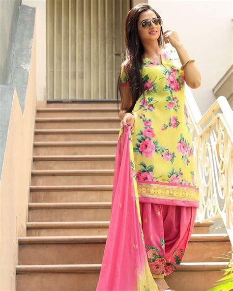 Oshin Brar Punjabi Models Kamiz Salma Hayek Indian Designer Wear Saree Maxi Dress Royal