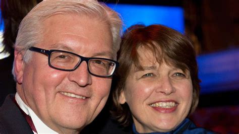 Steinmeier is a member of the social democratic party of germany (spd), holds a doctorate in law and was formerly a career civil servant. Organspende: Außenminister Frank-Walter Steinmeier feiert ...